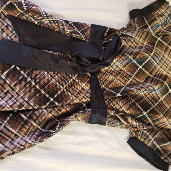 Plaid Short Sleeve Dress with Black Accents - Picture 2 of 6